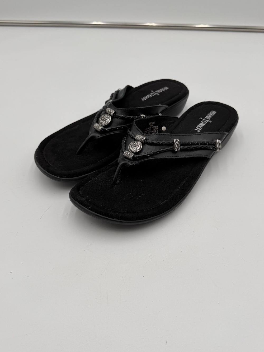 Minnetonka Womens Shoes Silverthorne Embellished Sandals  Black Leather Size 10M